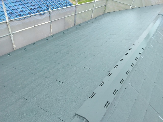 北杜市の換気棟・天窓付きスレート屋根にファインパーフェクトベストを使用して屋根塗装